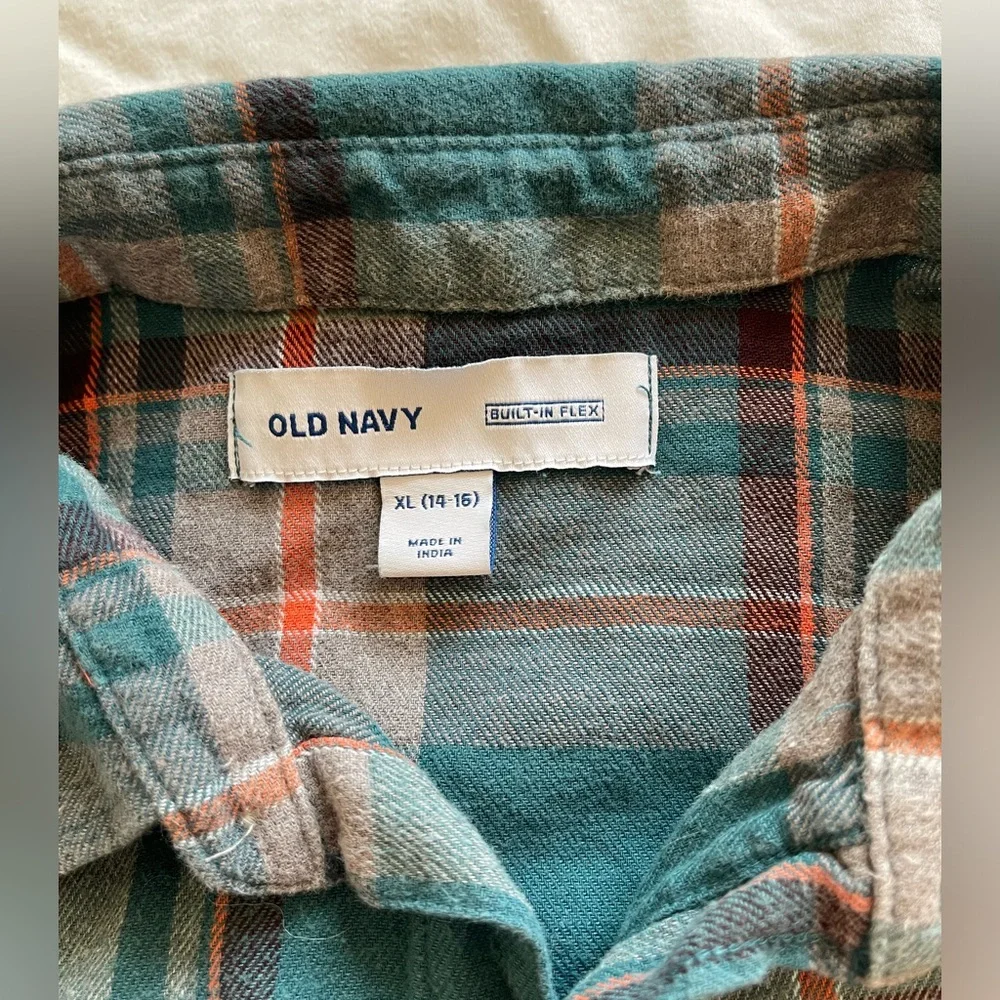 Kids/unisex Old Navy flannel long sleeve shirt, fits women’s small